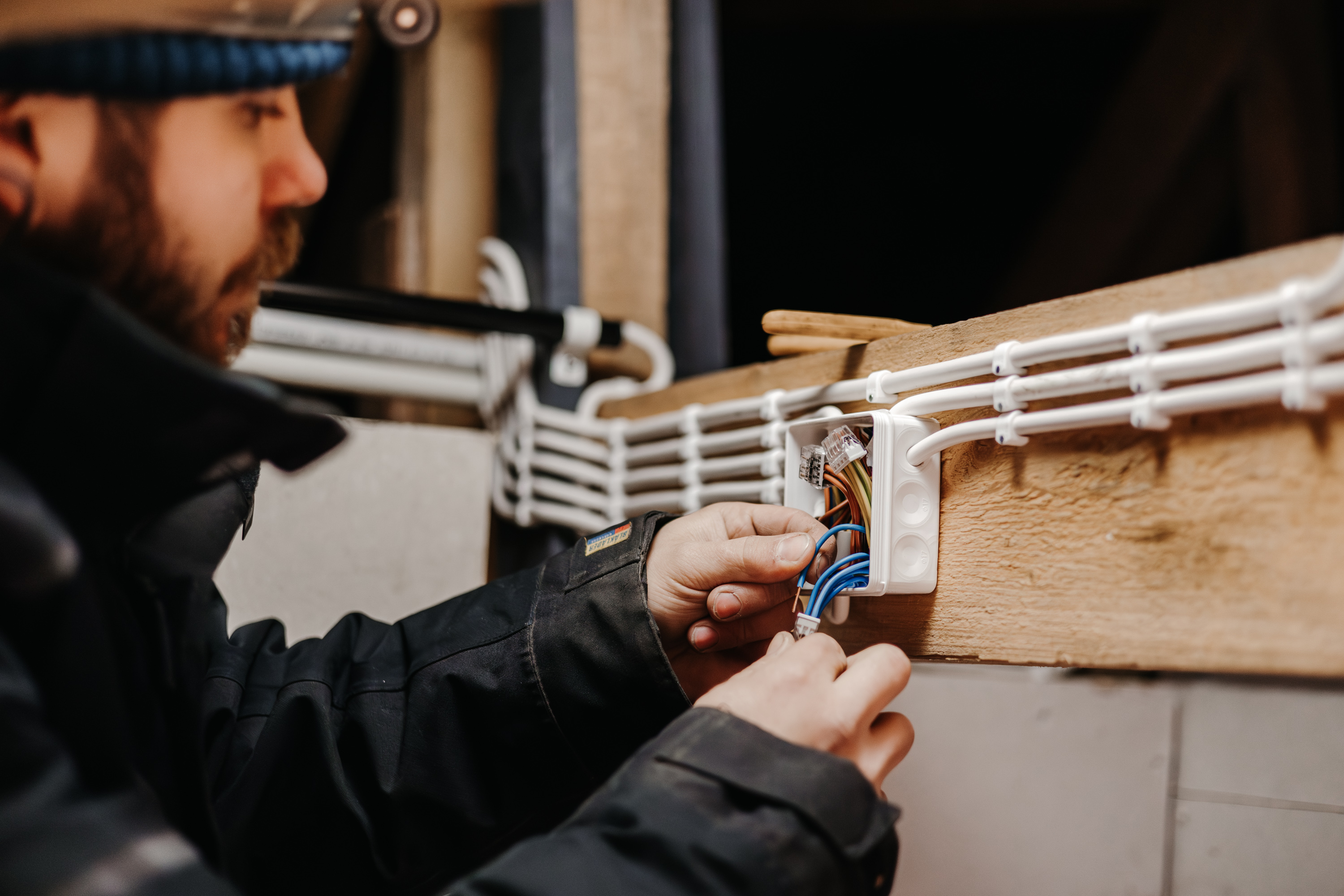 Sähköhuolto Ari Tuomi Oy